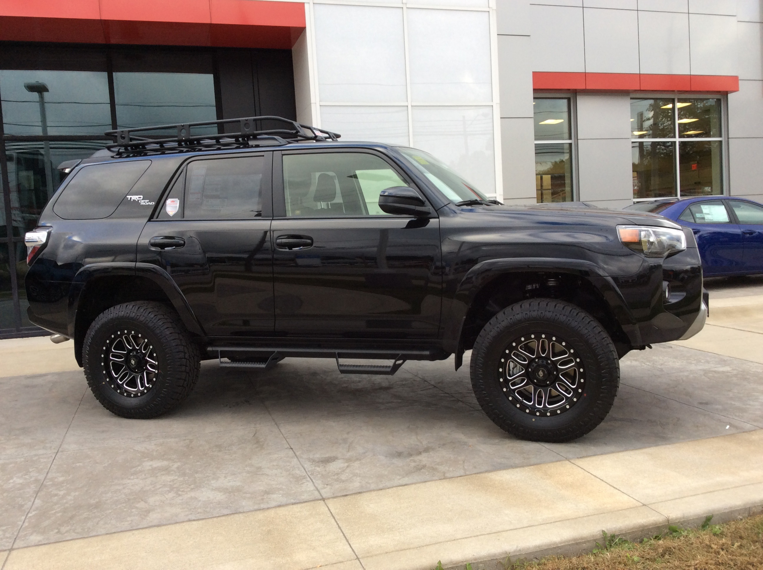 Toyota 4Runner lifted by DSI